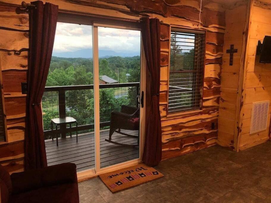 The Log Castle~Stunning Mountain Views~Hot Tub Villa เซอเวียร์วีล ภายนอก รูปภาพ