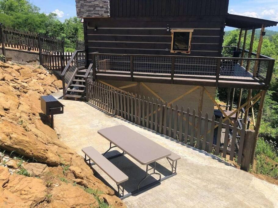 The Log Castle~Stunning Mountain Views~Hot Tub Villa เซอเวียร์วีล ภายนอก รูปภาพ
